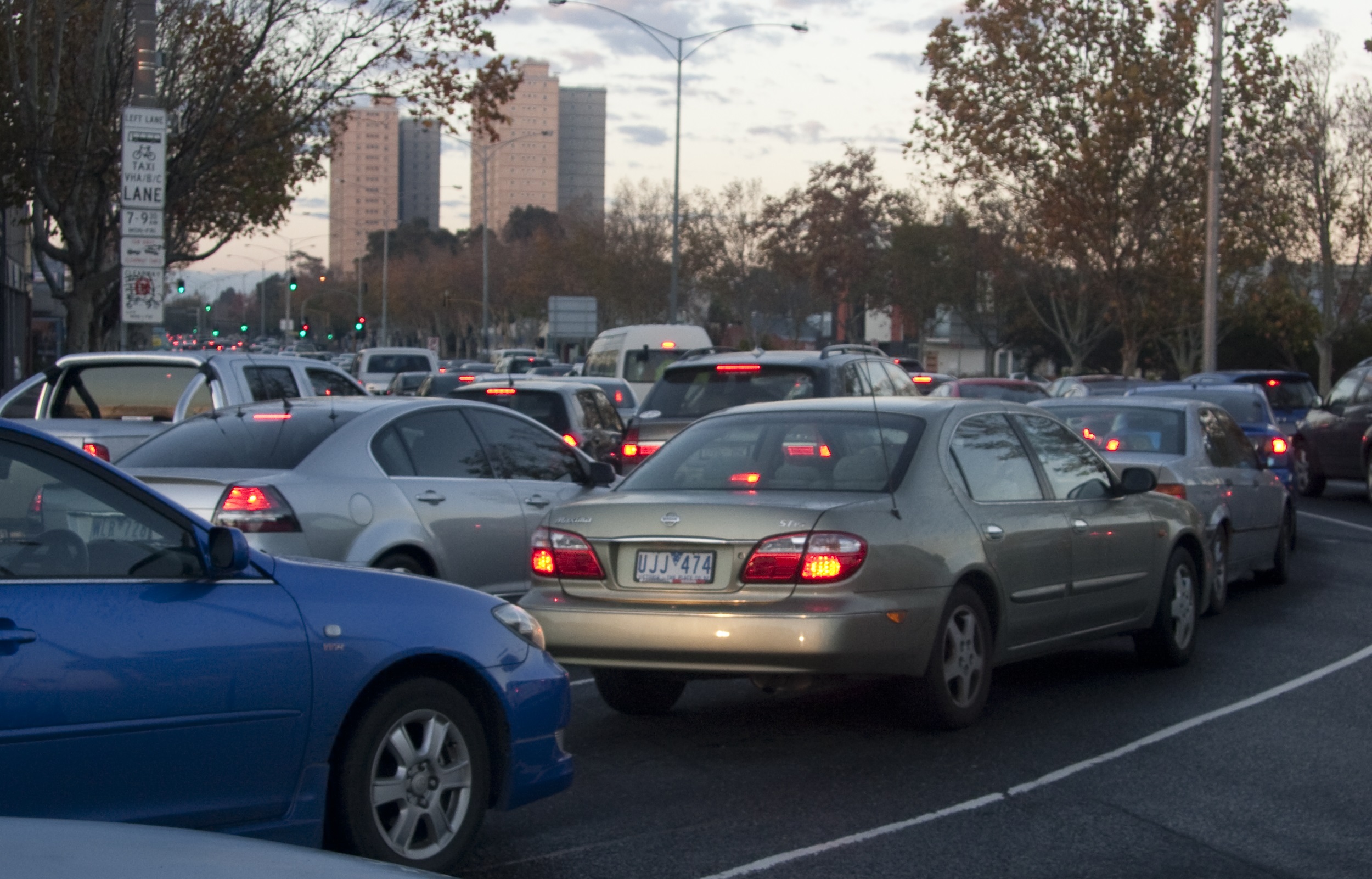 Cars turning into Hoddle Street